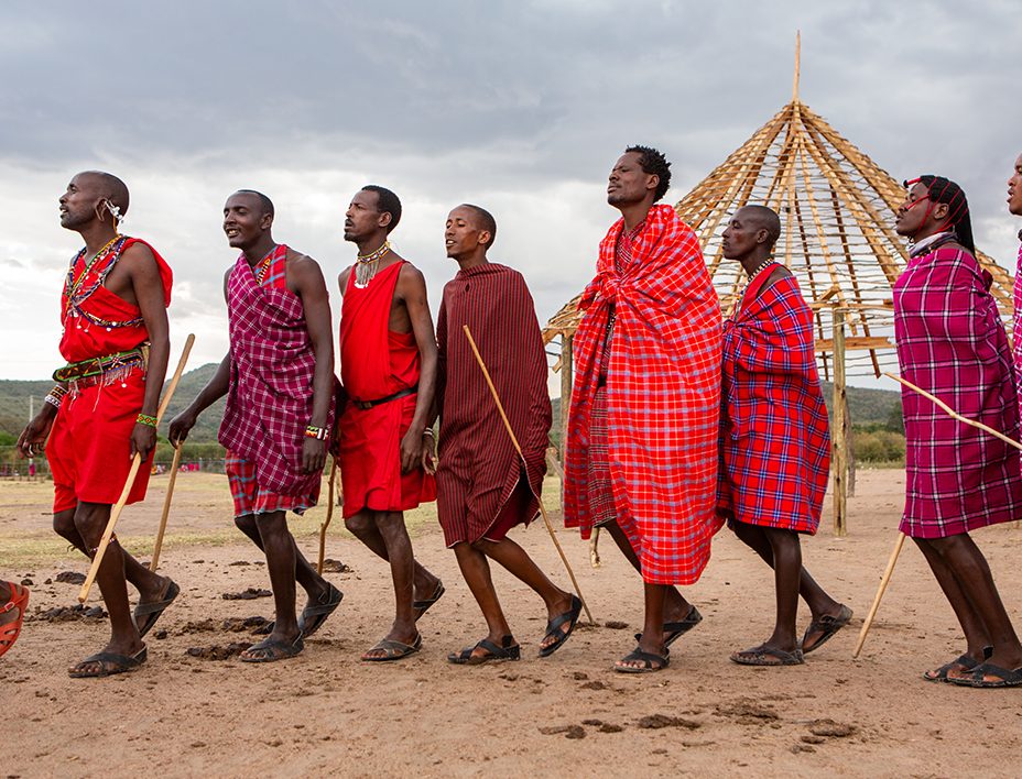 Gruppe junger Maasai in roten Gewändern