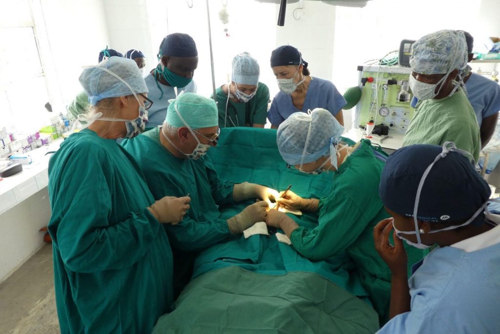 Ärzteteam bei einer Operation im Wasso Hospital